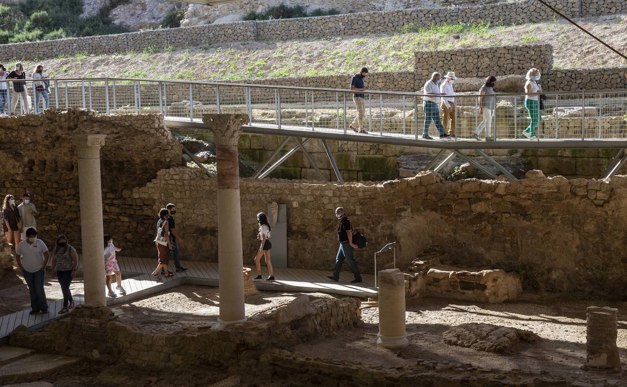 Visitantes en el Museo del Foro Romano de Cartagena, la nueva atracción cultural de la ciudad, que desde que abrió sus puertas es uno de los espacios más visitados. 