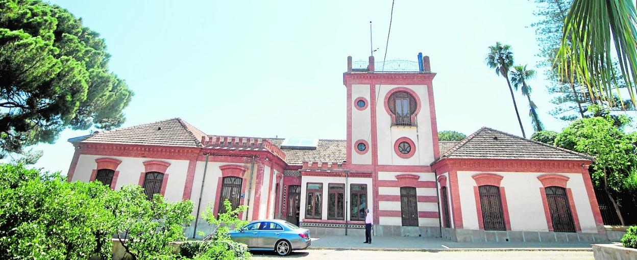 Exterior de la Casa del Pino, con su singular torre, en cuya construcción se empleó ladrillo rojo, piedra artificial y un estuco a la martillina. 