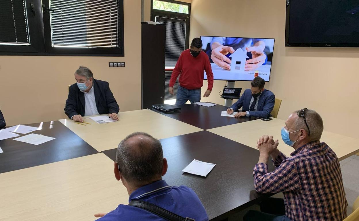 El director general de Vivienda, José Francisco Lajara, en la firma de una de las escrituras de las viviendas destinadas a la erradicación del chabolismo en los municipios de Murcia y Alcantarilla.