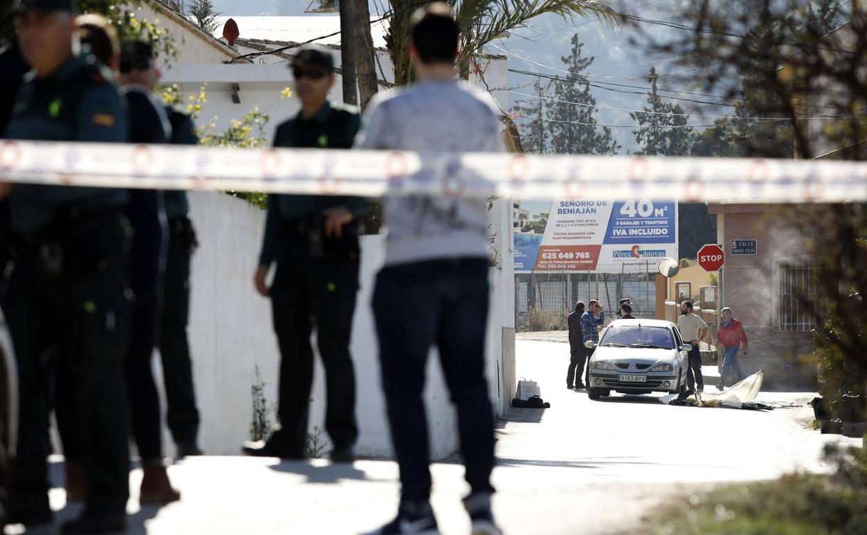 Policías judiciales inspeccionan la escena del crimen en los minutos posteriores al suceso, en el Carril Márquez de Beniaján, en enero de 2018. /