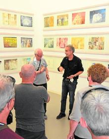 Imagen secundaria 2 - Exposición 'Cauce', de distintos artistas, en el paseo ribereño de Murcia Río. | Pedro Cano enseña sus obras a un grupo de personas sordomudas el su museo en Blanca.