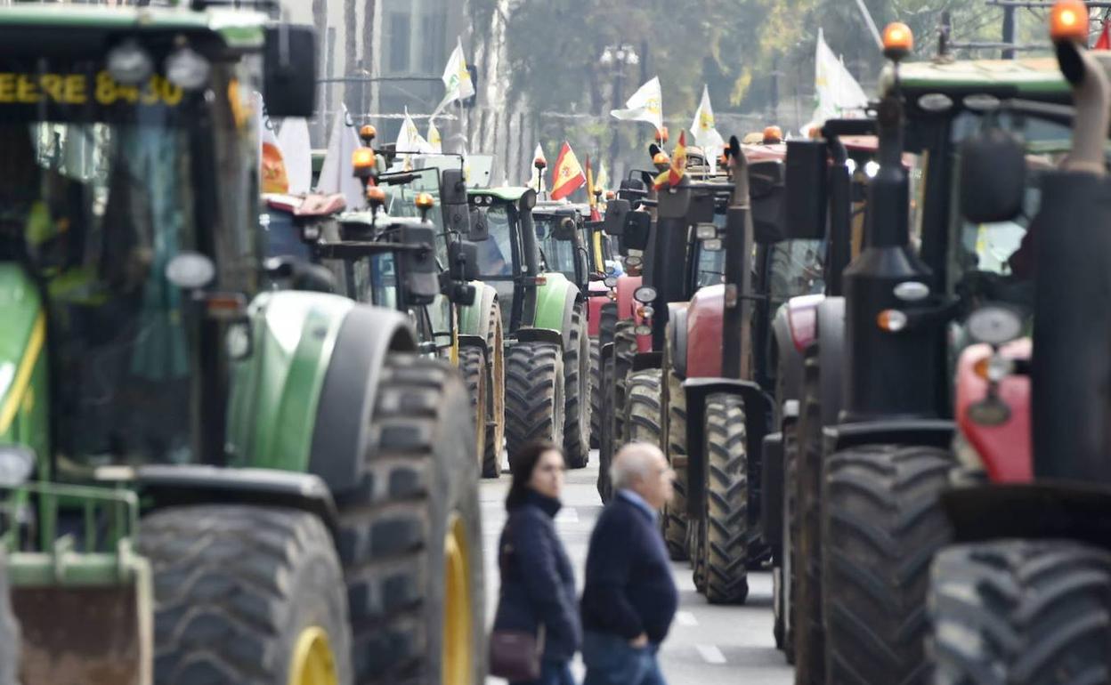 Los tractores toman la Gran Vía de Murcia durante una manifestación, en febrero del año pasado.