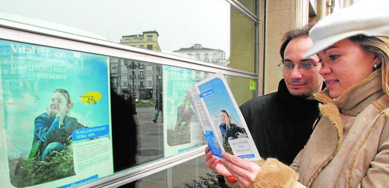Una pareja examina un folleto sobre planes de pensiones de una entidad financiera poco antes del inicio de la pandemia. 