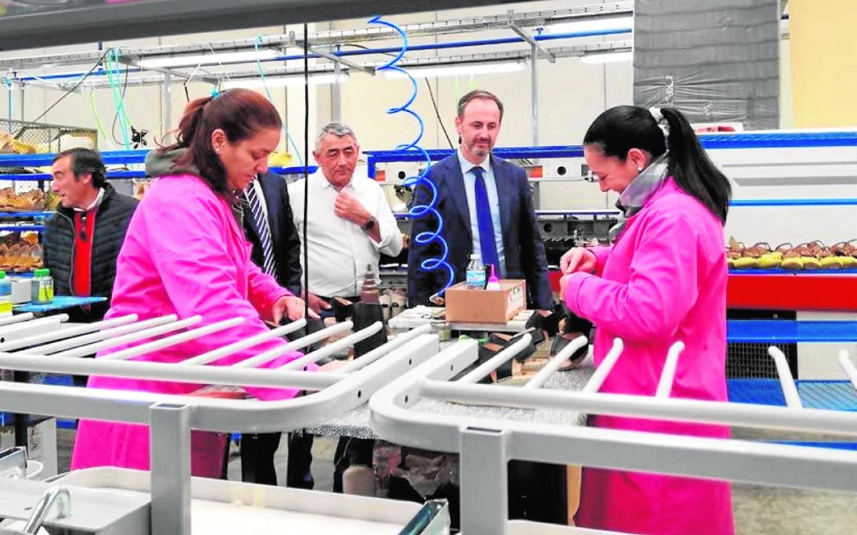 Imagen de archivo de la visita del consejero Javier Celdrán a la fábrica de calzado Capiccio, en Caravaca. 