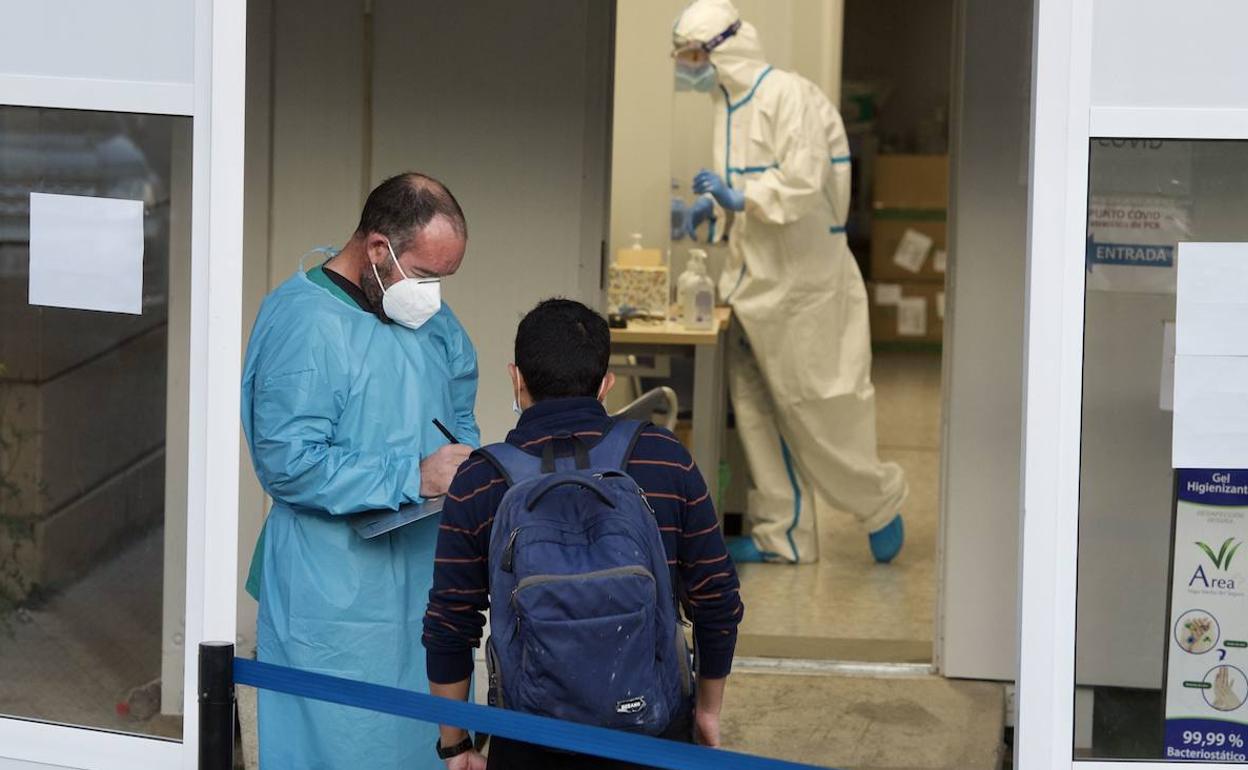 Un hombre espera a ser atendido para hacerse una PCR en Murcia, en una imagen de archivo.