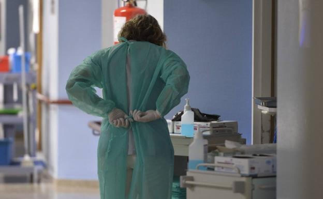 Una trabajadora de la Arrixaca, en una imagen de archivo.