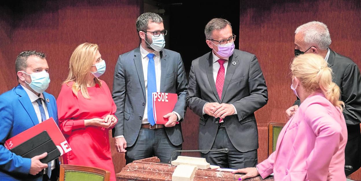 El líder socialista, rodeado de sus colaboradores en la Asamblea Regional. De izquierda a derecha, Fernando Moreno, Carmina Fernández, Francisco Lucas, Diego Conesa, Alfonso Martínez Baños y Gloria Alarcón. 