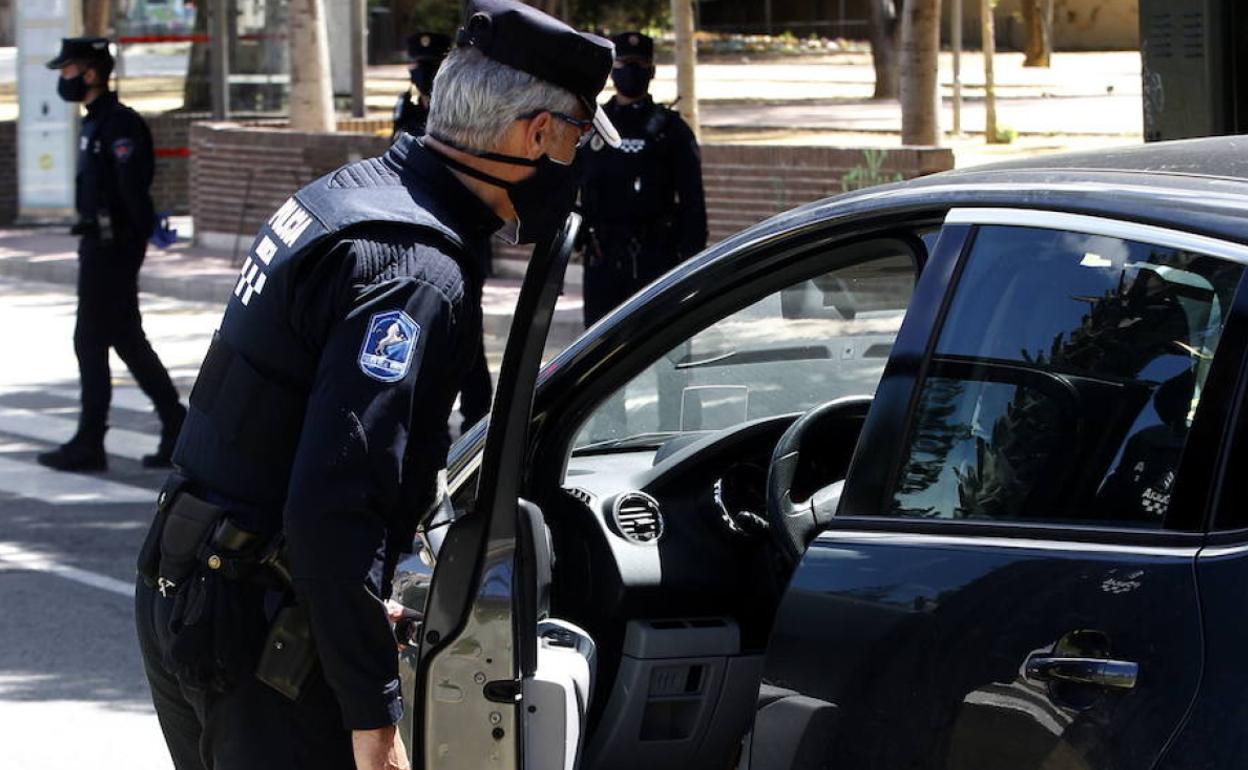 Un agente de la Policía Local de Murcia realizando un control, en una imagen de archivo.