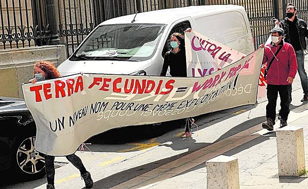 Manifestantes despliegan una pancarta contra la empresa murciana en la primera jornada de la vista celebrada en Marsella.