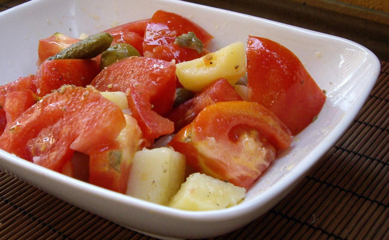 Ensalada de tomate, patata y alcaparras