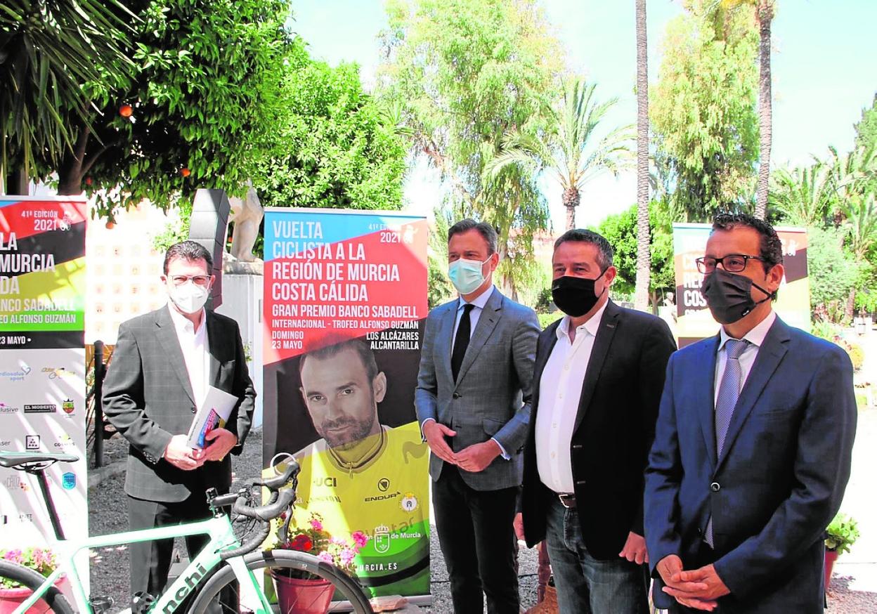 De izquierda a derecha, Paco Guzmán, director de la Vuelta; Marcos Ortuño, consejero de Presidencia, Turismo y Deportes; Joaquín Buendía, alcalde de Alcantarilla, y Carmelo Vera, director del Banco Sabadell Murcia Centro. 