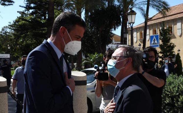 El presidente del Gobierno Pedro Sanchez saluda a Juan Jesus Vivas, presidente de Cueta.