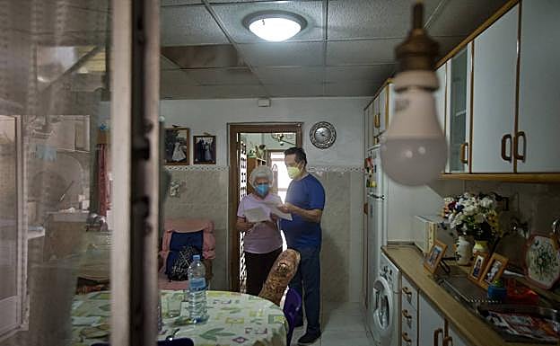 Luis Martínez y Carmen Alarcón repasan en su casa los papeles que presentarán a Adif antes de ir al abogado.