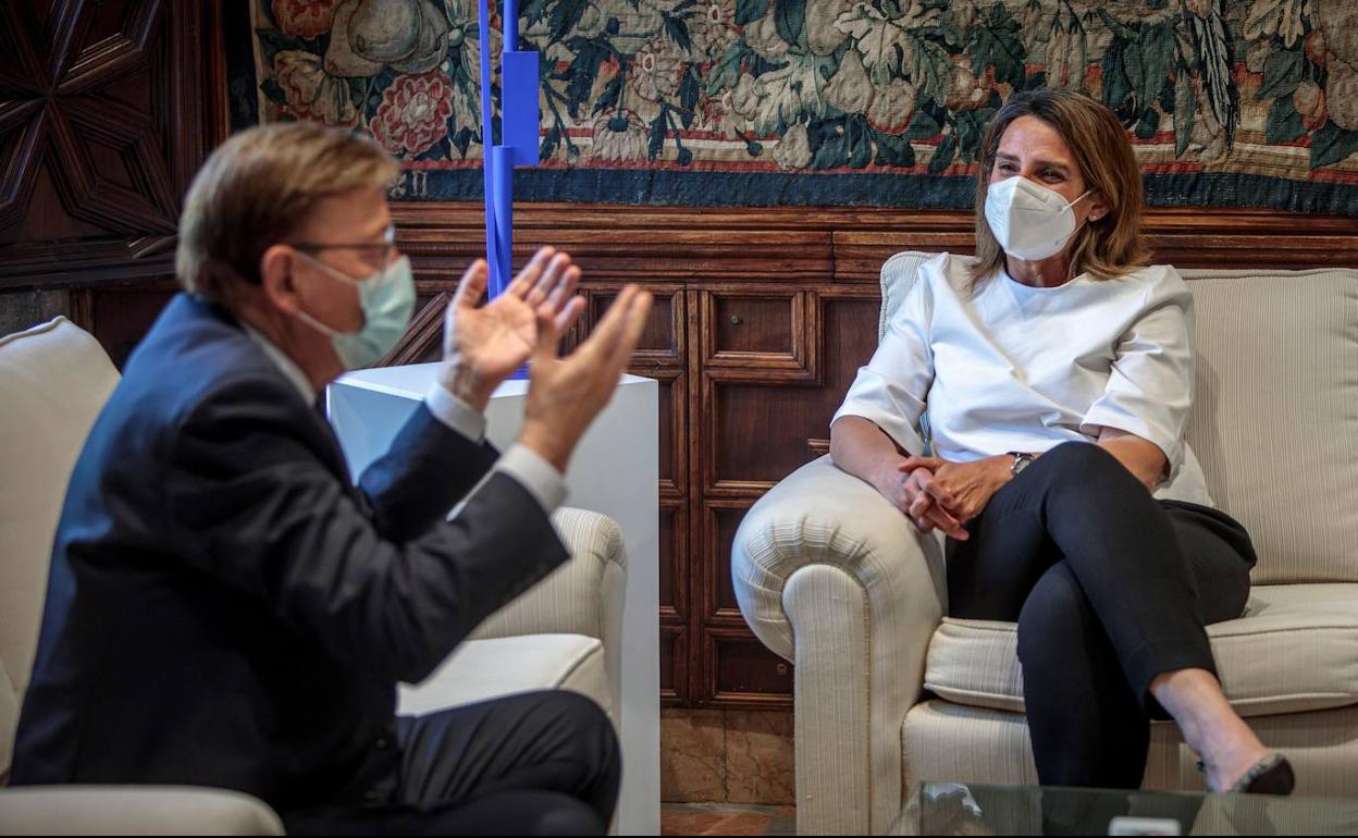 El presidente de la Generalitat, Ximo Puig, junto con la ministra para la Transición Ecológica, Teresa Ribera, en la reunión celebrada este miércoles.