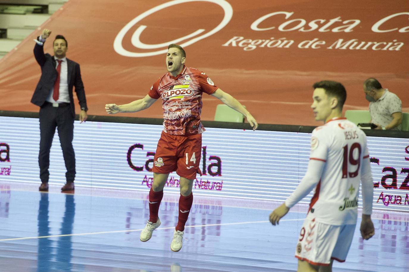 Fotos: ElPozo sacude la fe del Jimbee