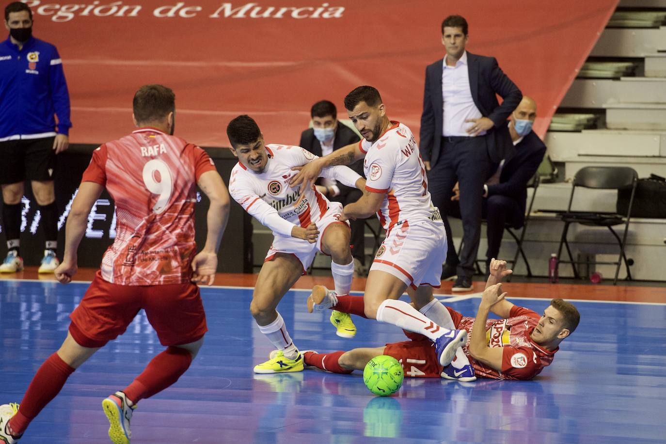 Fotos: ElPozo sacude la fe del Jimbee