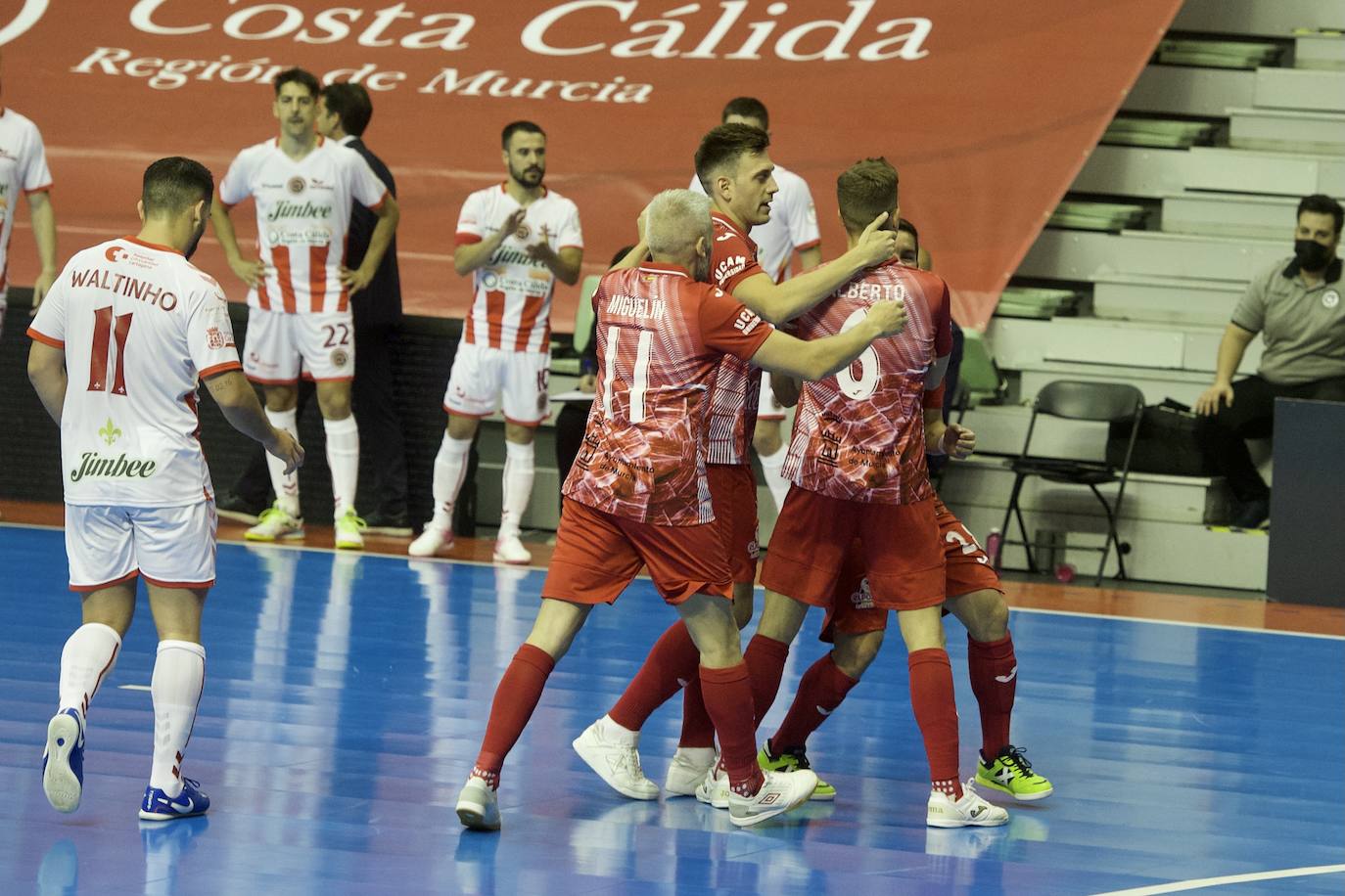 Fotos: ElPozo sacude la fe del Jimbee