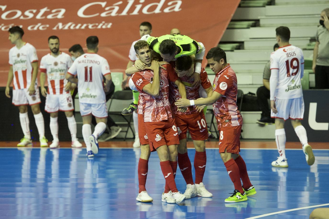 Fotos: ElPozo sacude la fe del Jimbee