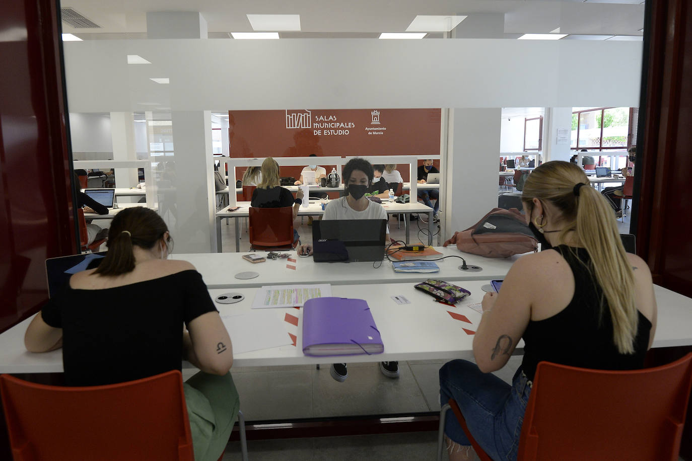 Fotos: Los alumnos de Murcia se quejan de falta de espacio y horarios limitados en las salas de estudio