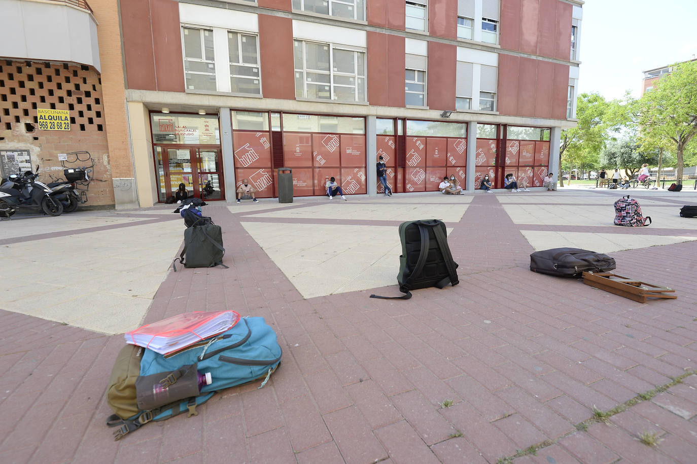 Fotos: Los alumnos de Murcia se quejan de falta de espacio y horarios limitados en las salas de estudio