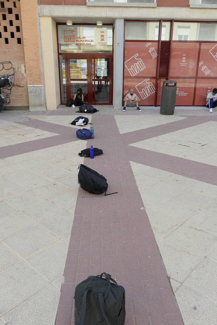 Fotos: Los alumnos de Murcia se quejan de falta de espacio y horarios limitados en las salas de estudio