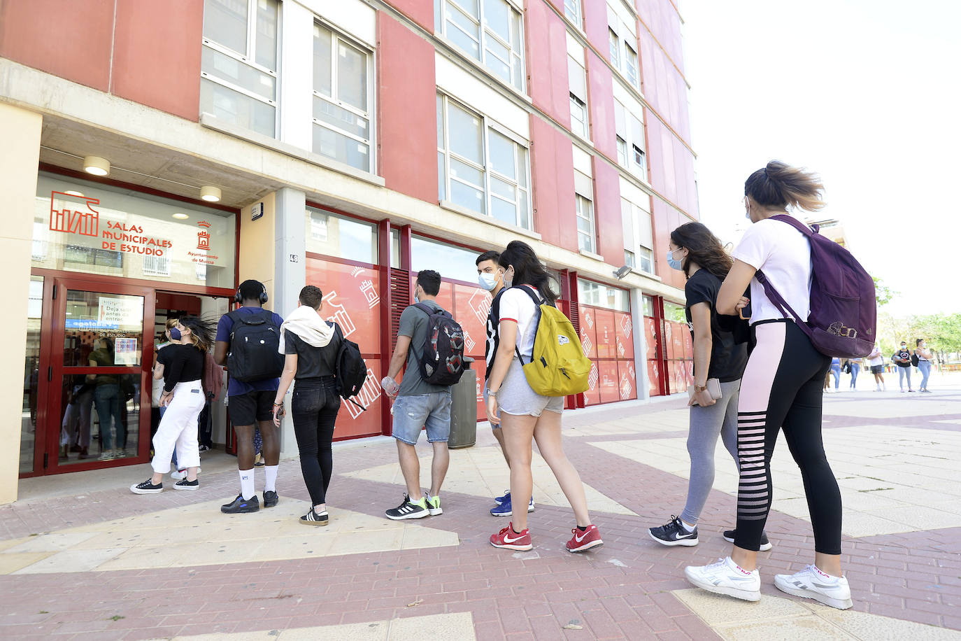 Fotos: Los alumnos de Murcia se quejan de falta de espacio y horarios limitados en las salas de estudio