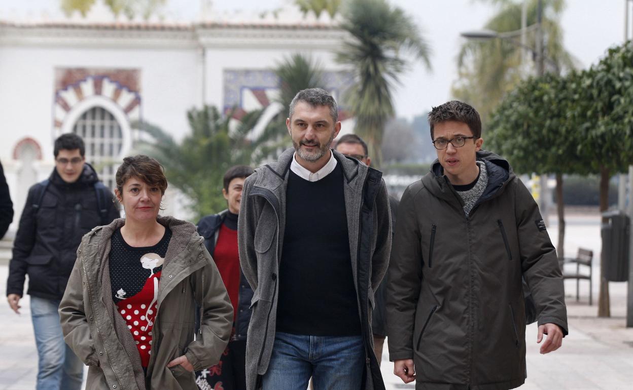 María Giménez Casalduero, Óscar Urralburu e Íñigo Errejón, durante un acto en Murcia. 