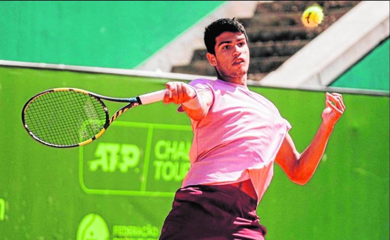 Carlos Alcaraz devuelve una bola, en un partido del ATP Challenger portugués de Oeiras.