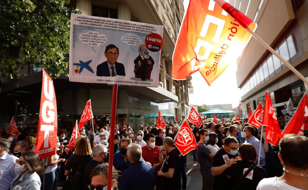 Manifestantes en la sede de CaixaBank en Murcia, ayer.