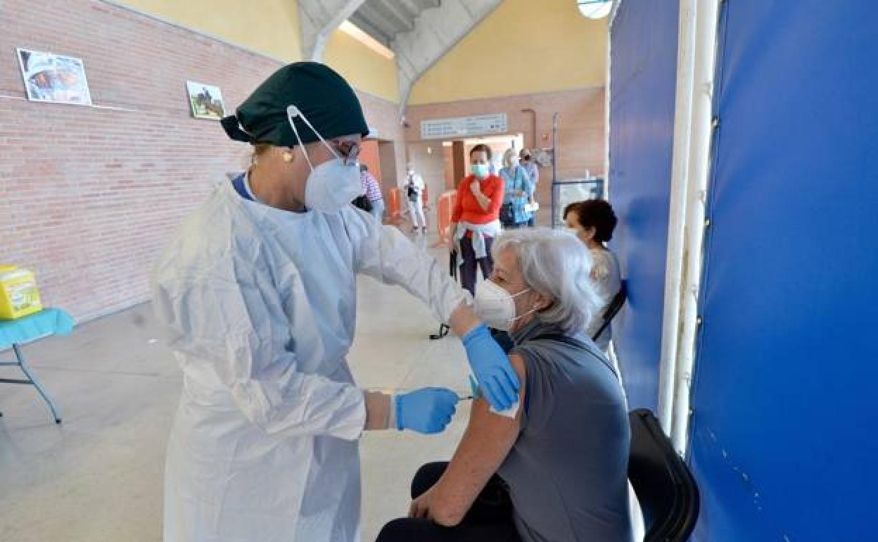 Una sanitaria vacuna a una mujer en Murcia, en una imagen de archivo.