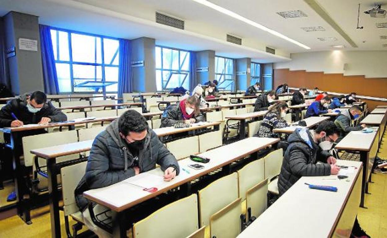 Alumnos de la UMU en el Aulario Giner de los Ríos de Espinardo. 
