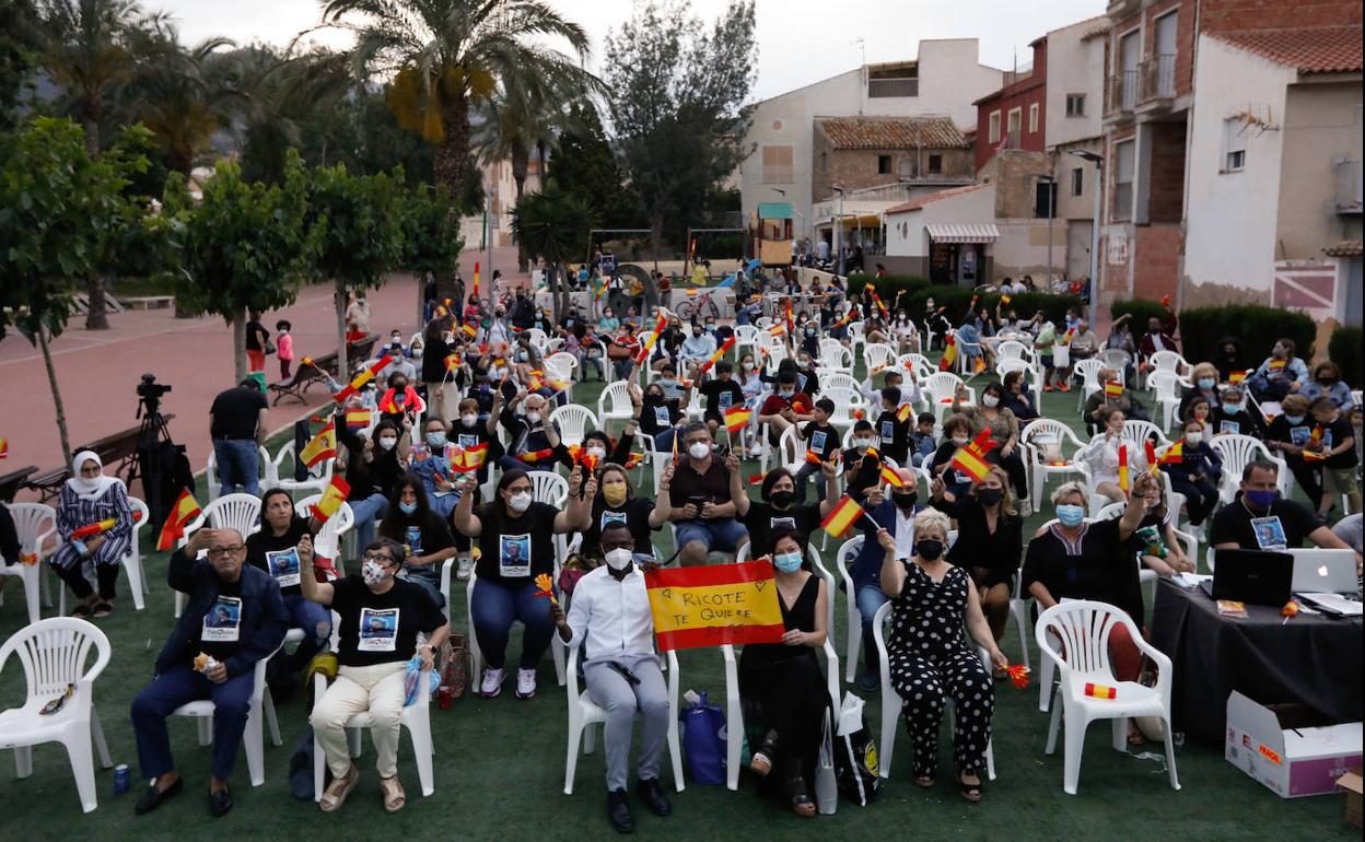 Decenas de ricoteños, ayer, en el parque Huerto de Celestino, presencian en una pantalla gigante el festival de Eurovisión. 