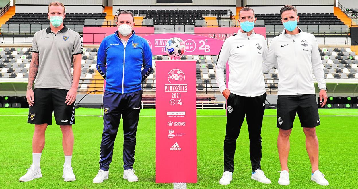 Charlie Dean y José María Salmerón, del UCAM, y Juan Carlos Carcedo y Fran Grima, del Ibiza, ayer, en el estadio Nuevo Vivero de Badajoz. 
