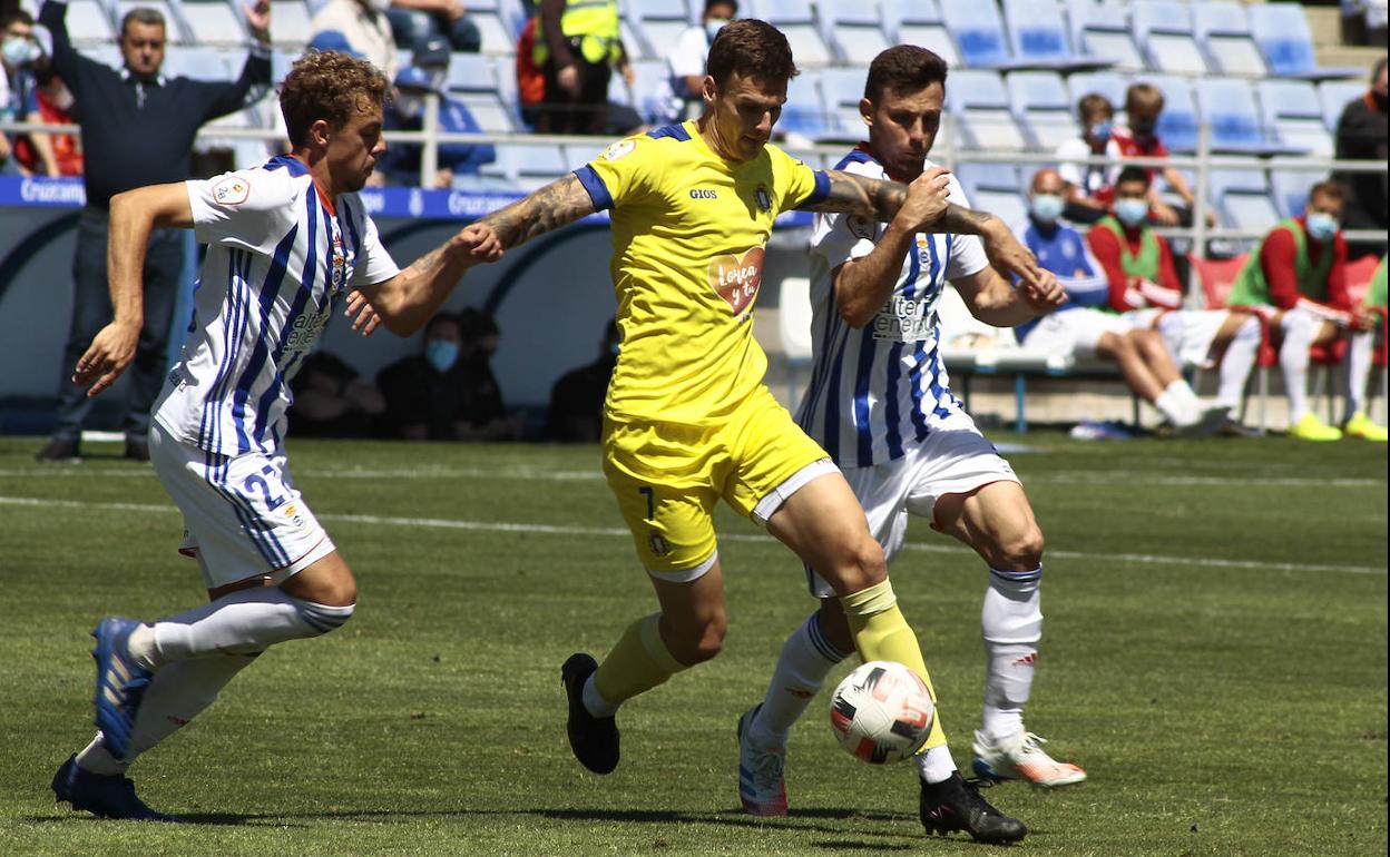 Melgar, del Lorca, intentando deshacerse de dos rivales.