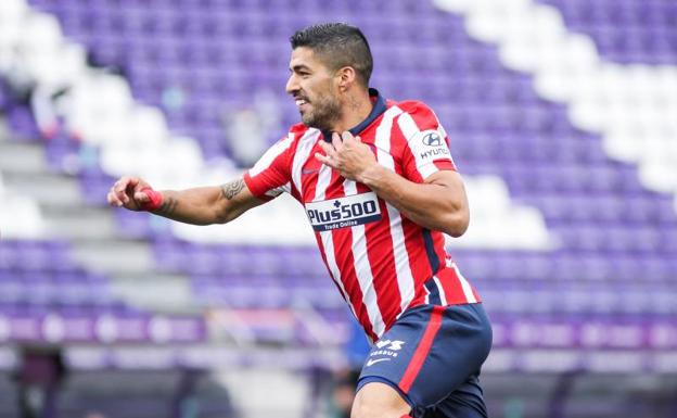 Luis Suárez festeja un gol con el Atlético. 