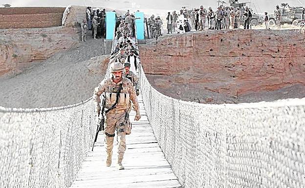 Paracaidistas por un paso elevado; al frente, el cabo primero Sansano