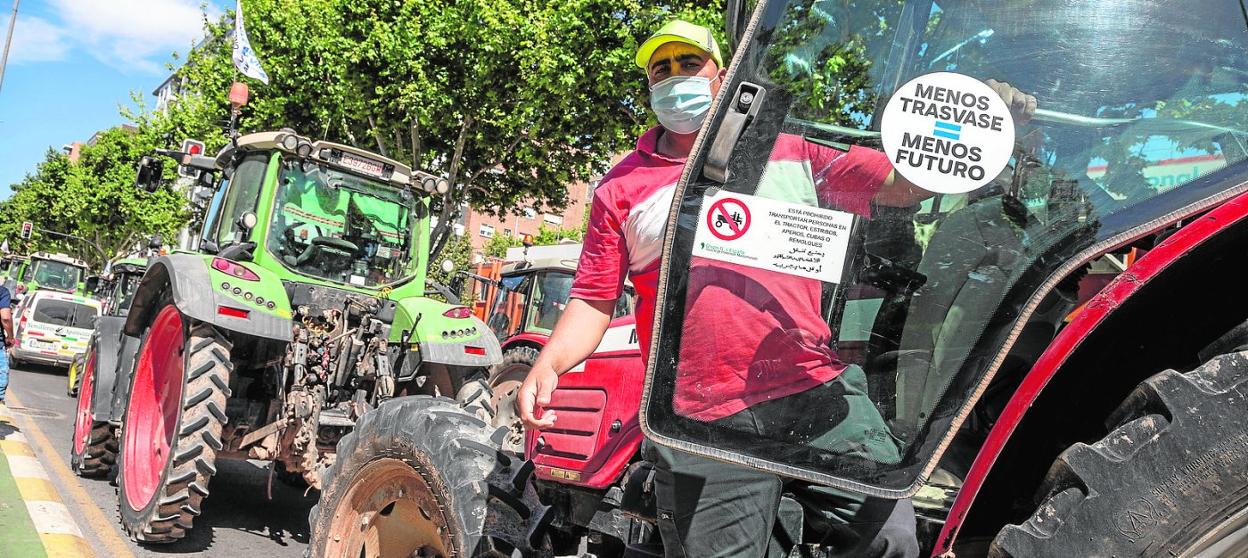Tractores en la última manifestación en defensa del Trasvase celebrada en Cartagena. 