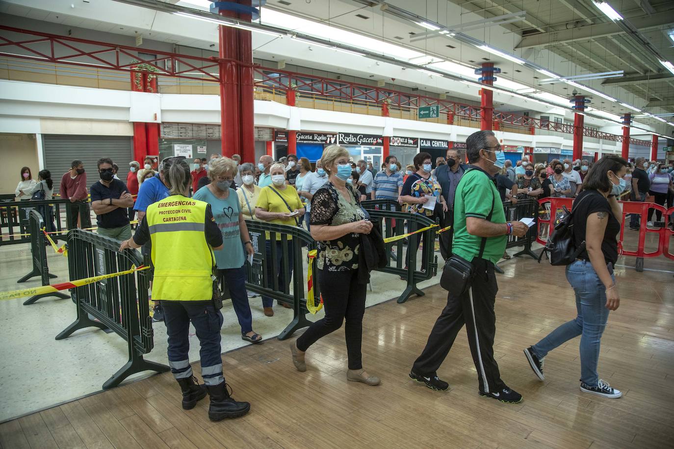 Fotos: Comienza la vacunación en el centro comercial La Rambla de Cartagena