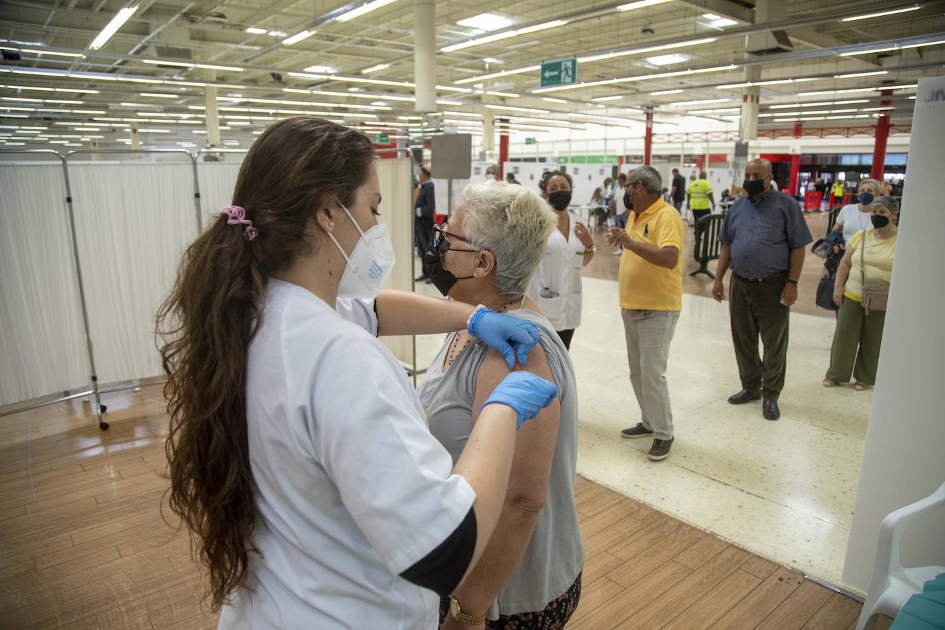 Fotos: Comienza la vacunación en el centro comercial La Rambla de Cartagena