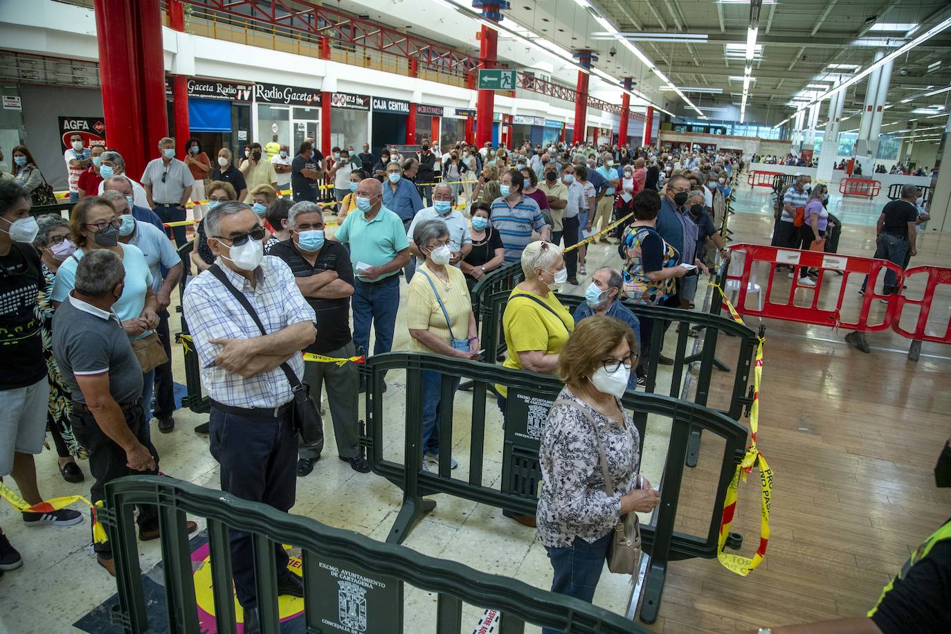 Fotos: Comienza la vacunación en el centro comercial La Rambla de Cartagena
