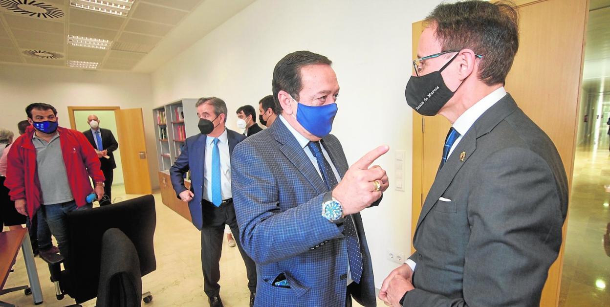 El presidente de la patronal Croem, José María Albarracín, ayer, charlando con el Fiscal Superior, José Luis Díaz Manzanera. 