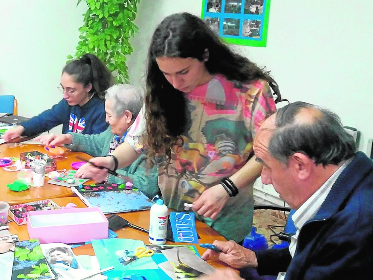 Los alumnos han practicado el emprendimiento al tiempo que ayudaban a los mayores. 