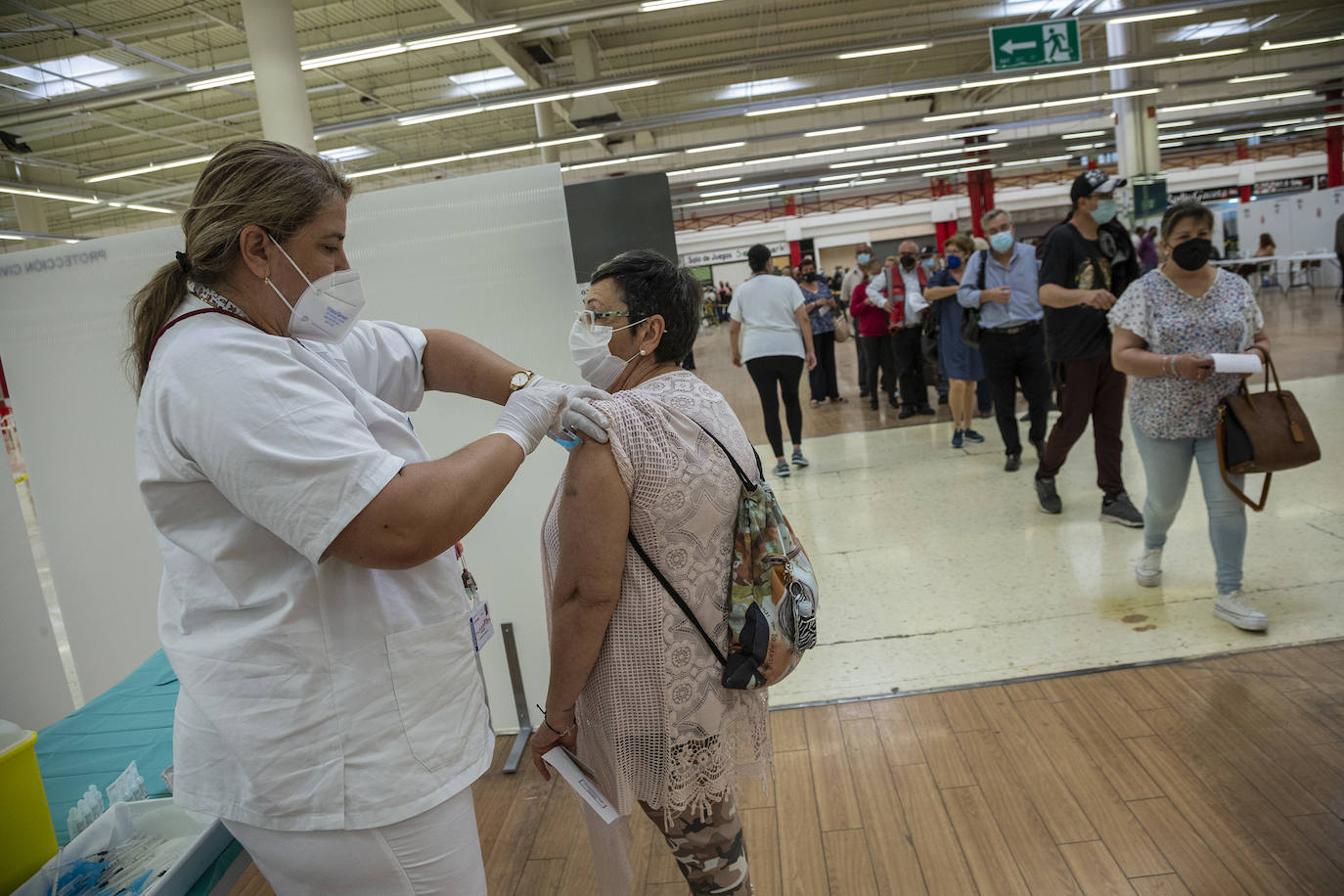 Fotos: Vacunación contra la Covid en el centro comercial La Rambla, en Cartagena