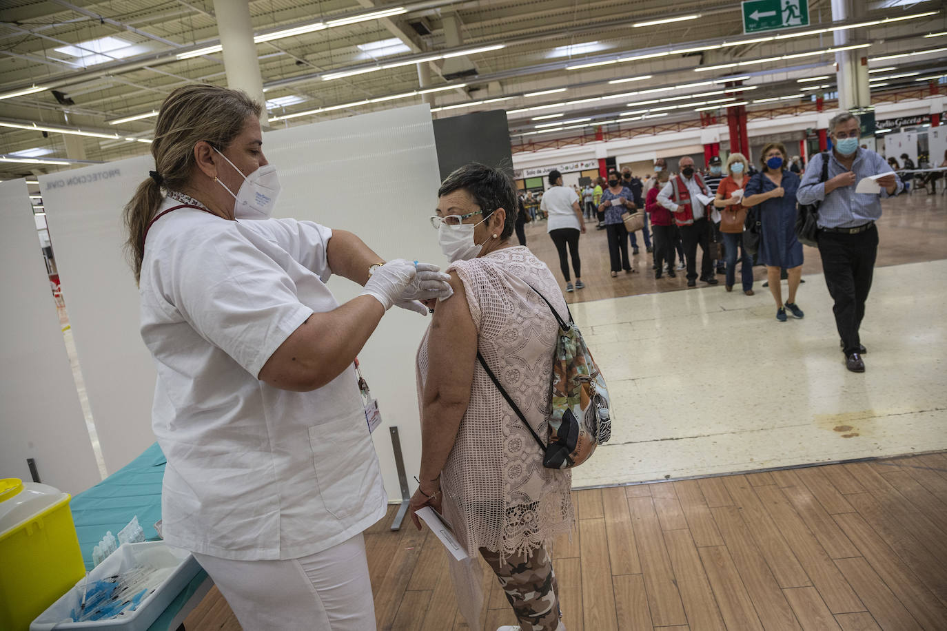 Fotos: Vacunación contra la Covid en el centro comercial La Rambla, en Cartagena