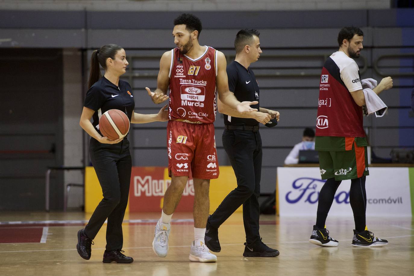 Fotos: Un Murcia batallador fuerza el tercer partido contra el Covirán