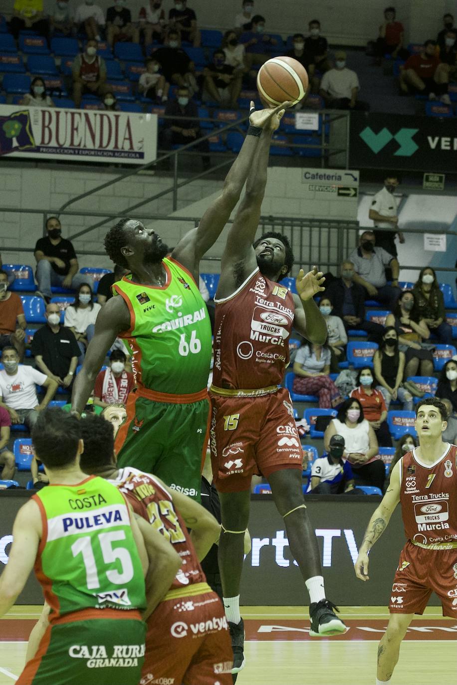 Fotos: Un Murcia batallador fuerza el tercer partido contra el Covirán