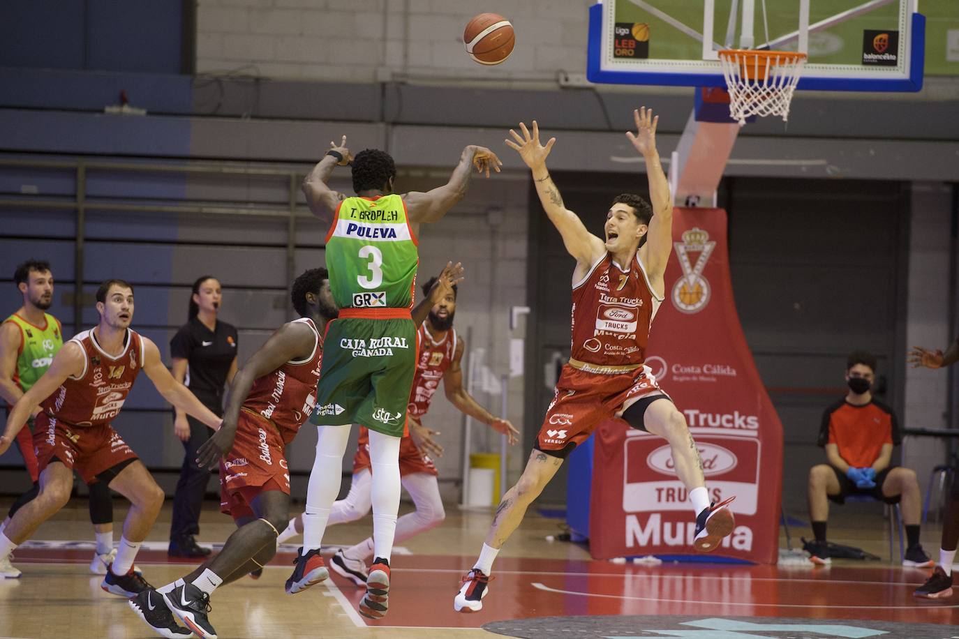 Fotos: Un Murcia batallador fuerza el tercer partido contra el Covirán