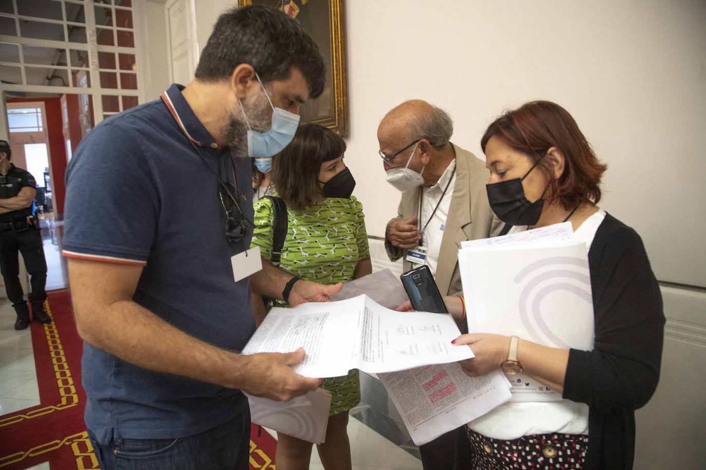 Fotos: El Pleno de Cartagena se une contra el derribo de casas para continuar el paseo de Cabo de Palos