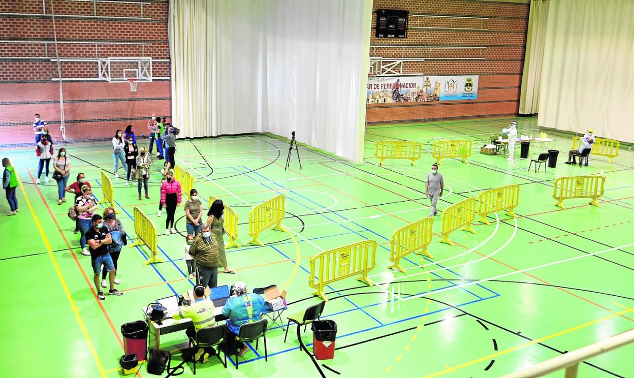 Vecinos de Caravaca hacen cola para la extracción de muestras para PCR, ayer, en el pabellón Juan Antonio Corbalán. 