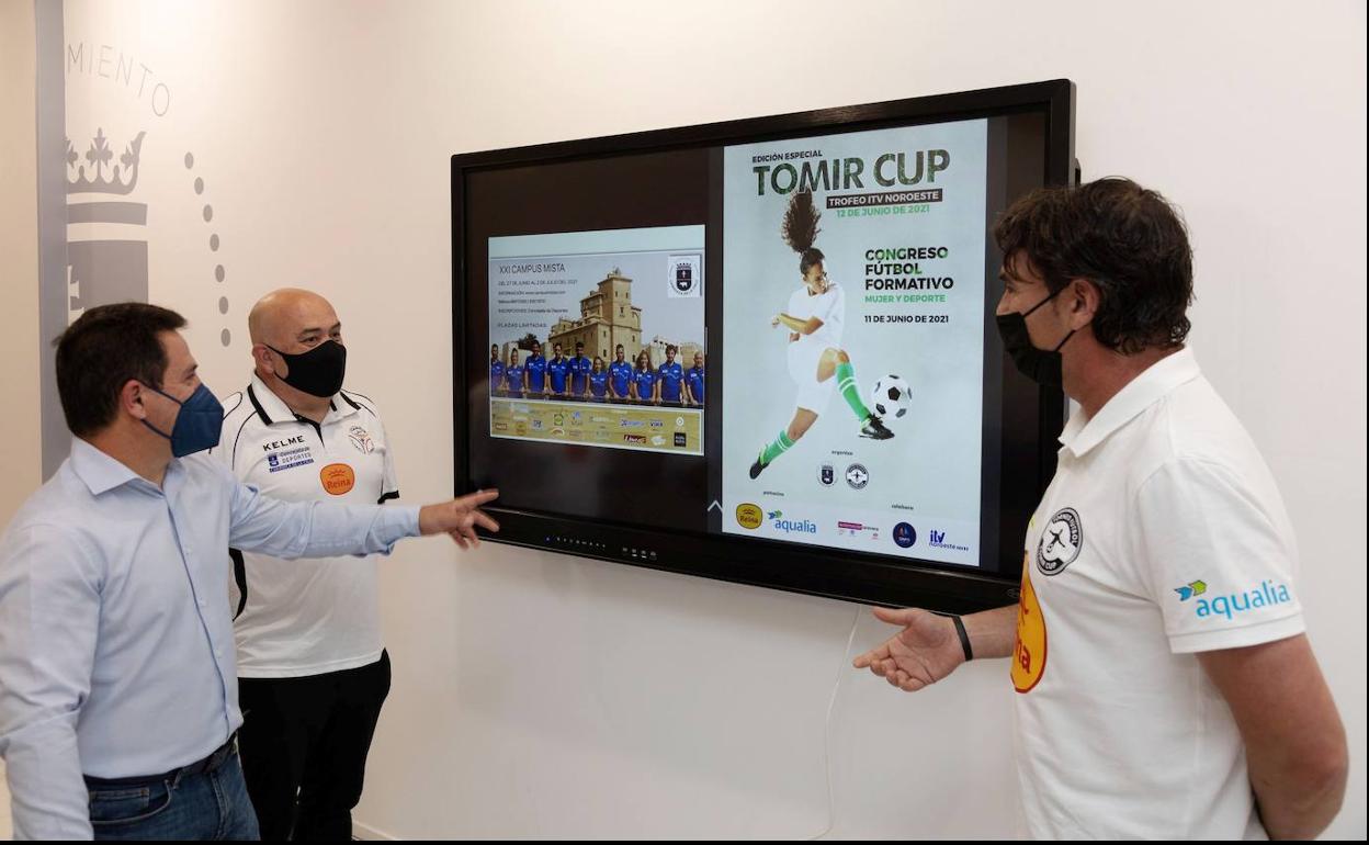 El concejal de Deportes, José Fernández Tudela (1º izda); José Esteban Caro, director del Campus; y Mariano Oyonarte, coordinador de la Tomir Cup 2021 